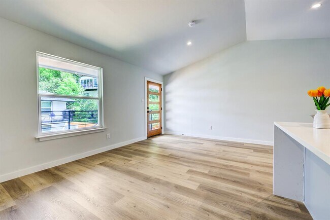 Building Photo - 1205 Hollow Creek Dr