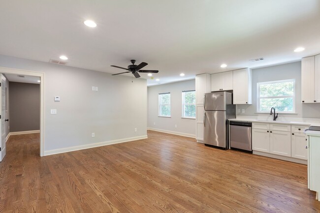 Building Photo - Beautiful and Spacious 1/1 Apt Unit in His...