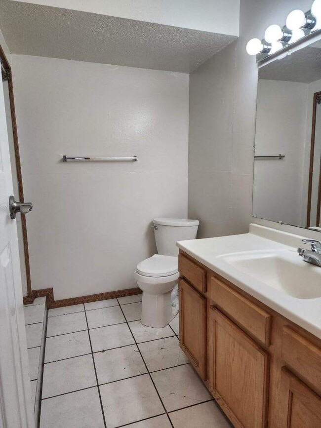 Building Photo - 3 Bed, 1 Bath Gem for Rent at 2018 Oakland...