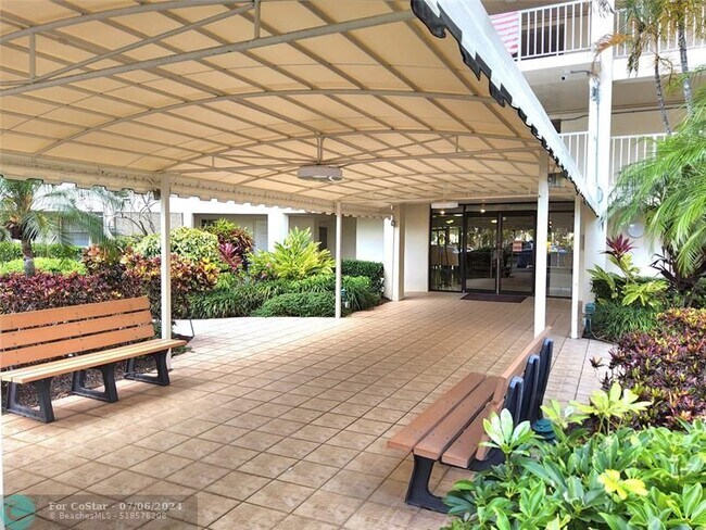 Building Photo - 3090 N Course Dr