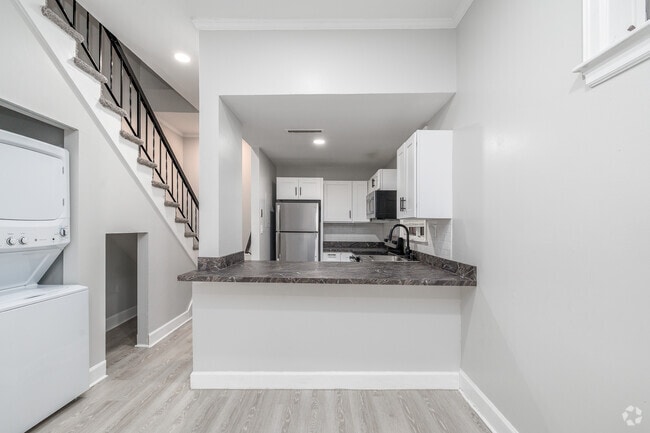 2BR, 1BA - 900SF - Dining Room - Greenway Place