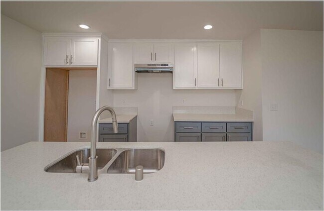 Building Photo - 326 E 73rd St
