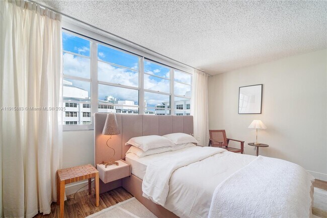 Building Photo - 999 Brickell Bay Dr