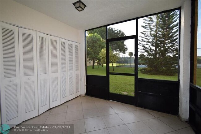 Foto del edificio - 9370 SW 8th St