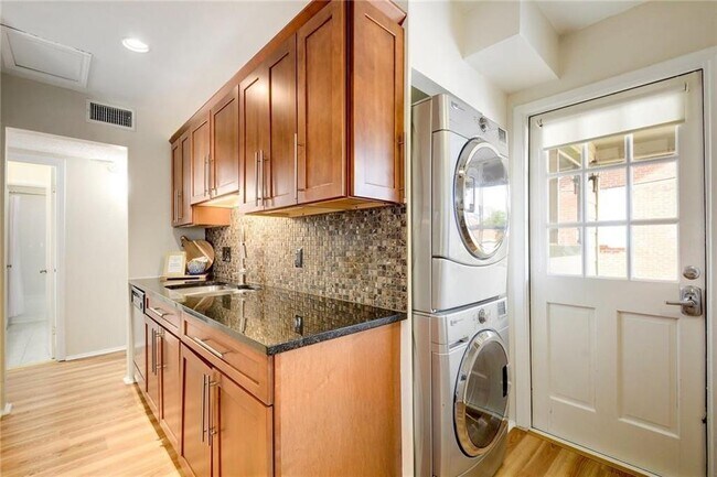 Foto del edificio - 901 E Oltorf St