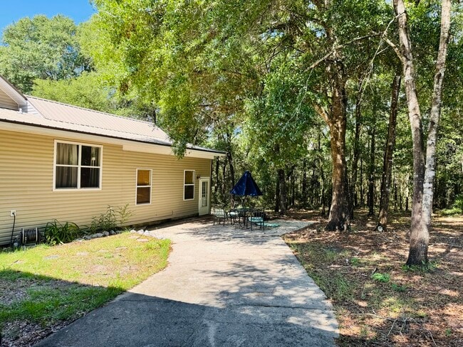Building Photo - 480 Country Club Dr