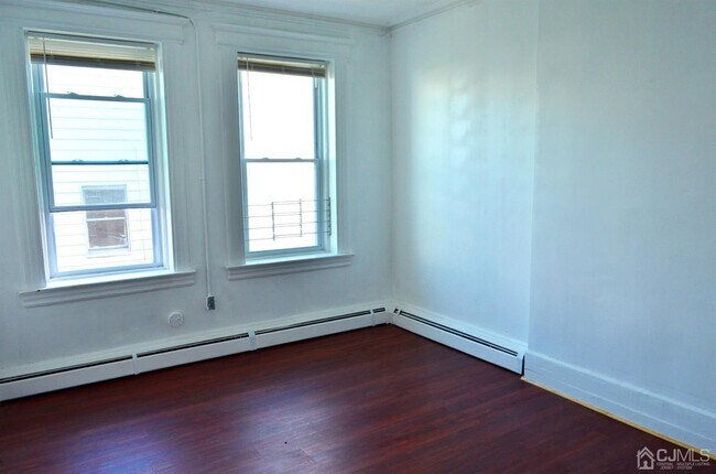 Building Photo - 572 West Side Ave