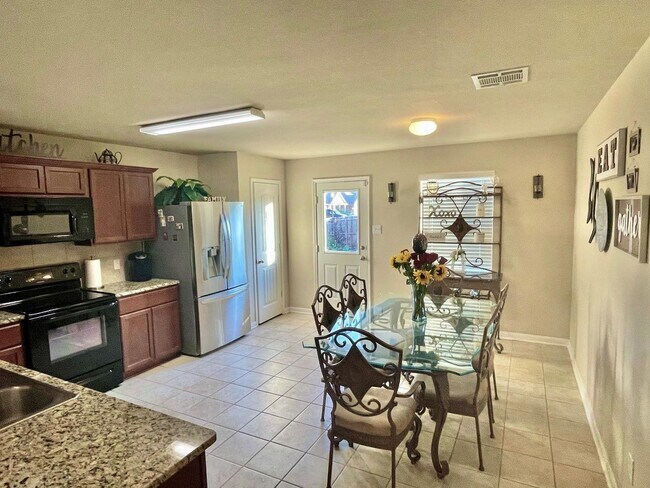 Foto del edificio - Elegant four-bedroom corner-lot home with hardwood floors, modern kitchen, master suite, and comm...