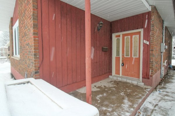 Building Photo - 3 Bedroom Main Floor Unit– All Utilities & Parking Included – $2,399/month