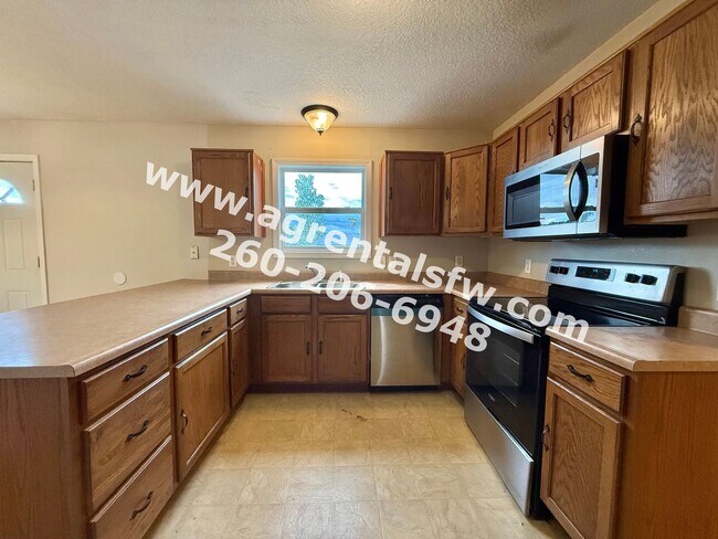 Building Photo - 3 Bedroom House