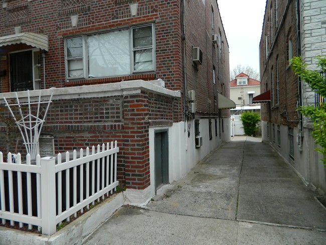 driveway - 1960 Lurting Ave