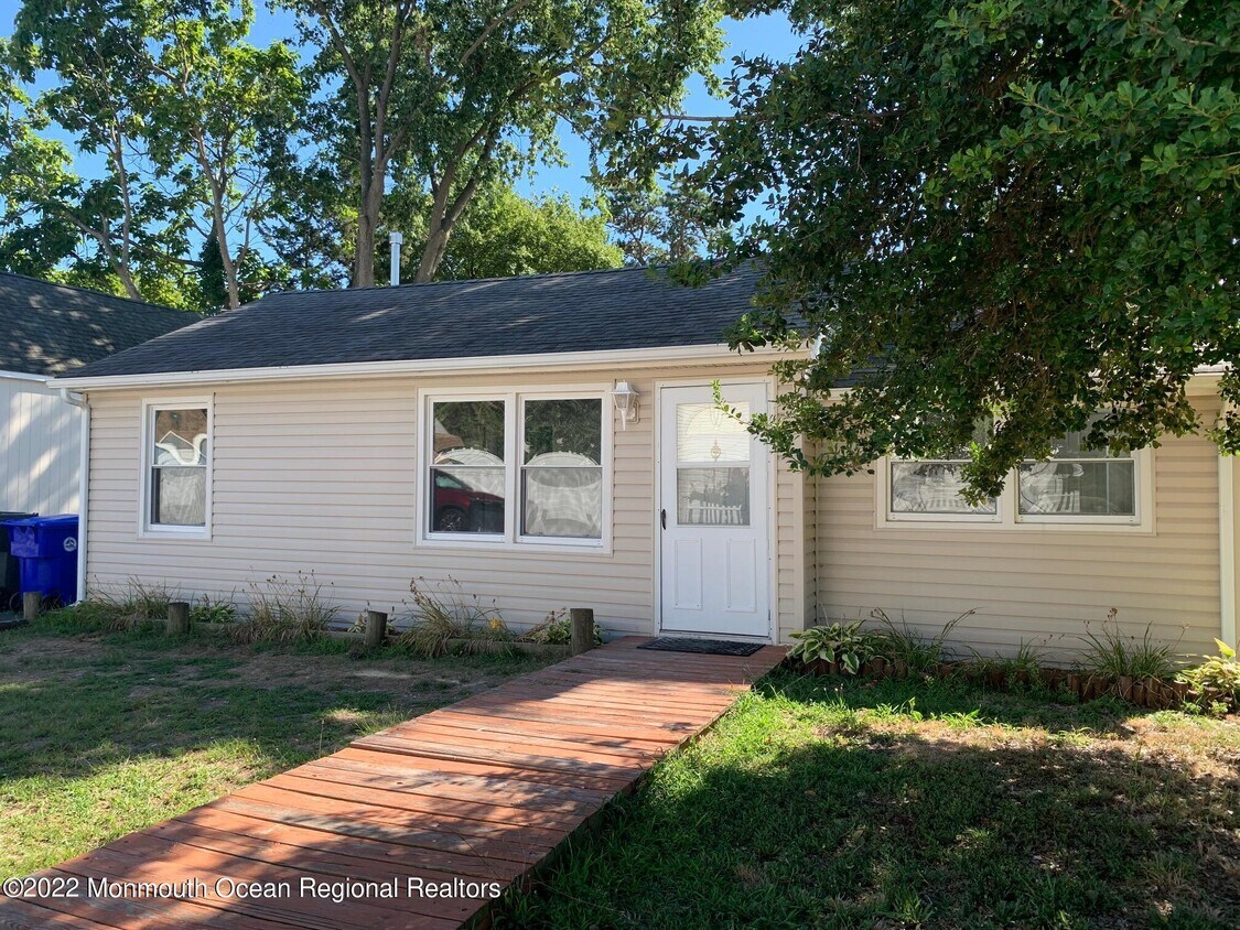 19 Coast Dr, Brick Township, NJ 08723 House Rental in Brick Township