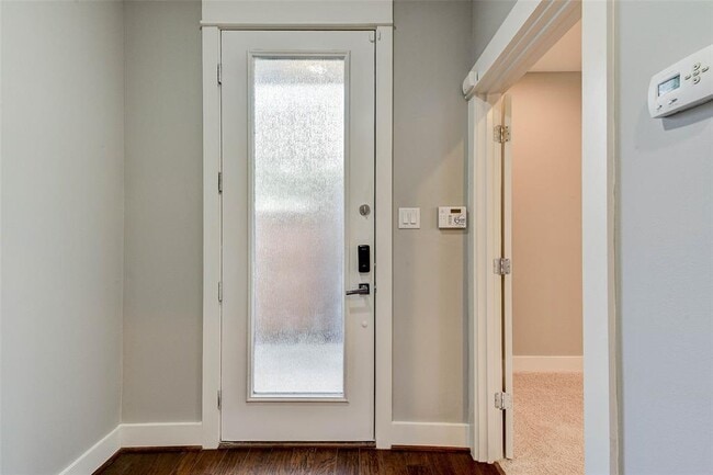 Building Photo - 611 Bayou St