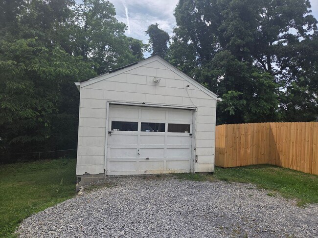Building Photo - 2 Bdrm/ 1 Bath Cottage w/hardwood floors Kingsport, TN
