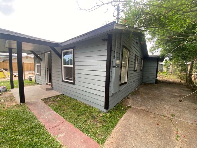 Foto del edificio - BEAUTIFUL HOME IN HOUSTON. MOVE IN READY!.
