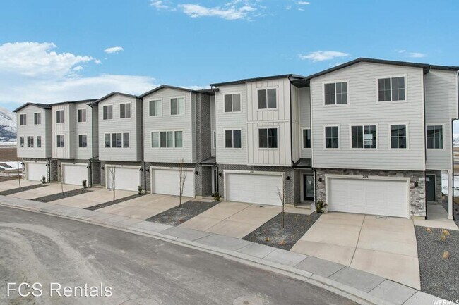 Building Photo - 4 br, 3.5 bath House - 692 E Ryegrass Drive
