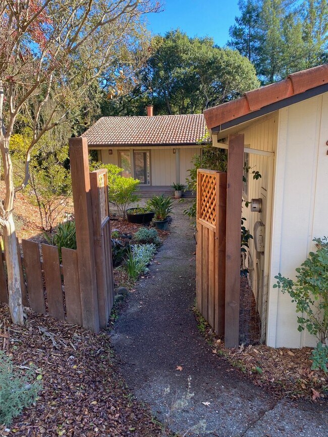 Building Photo - 4 Bedroom 2 Bathroom Single Family Home in...