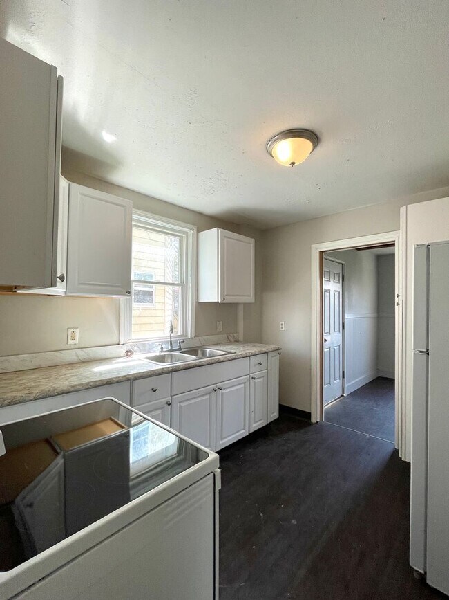 Foto del edificio - Multi Family Home 3 Bedroom and 1 Bath For Rent - Coming Soon