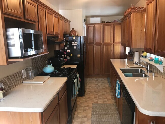 Foto del edificio - Beautiful 2 Bedroom 1 Bathroom on the Chan...