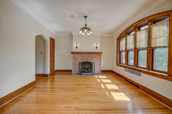 Building Photo - 590 Ludlow Ave
