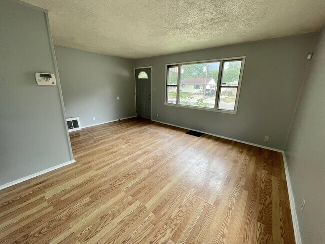 Building Photo - 904 Oakley Ave