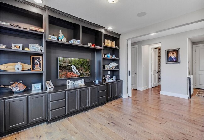 Building Photo - 1600 Cedar Crest Dr