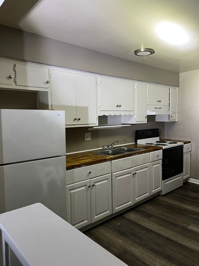 Foto del edificio - 6111 Laurel Hall Dr