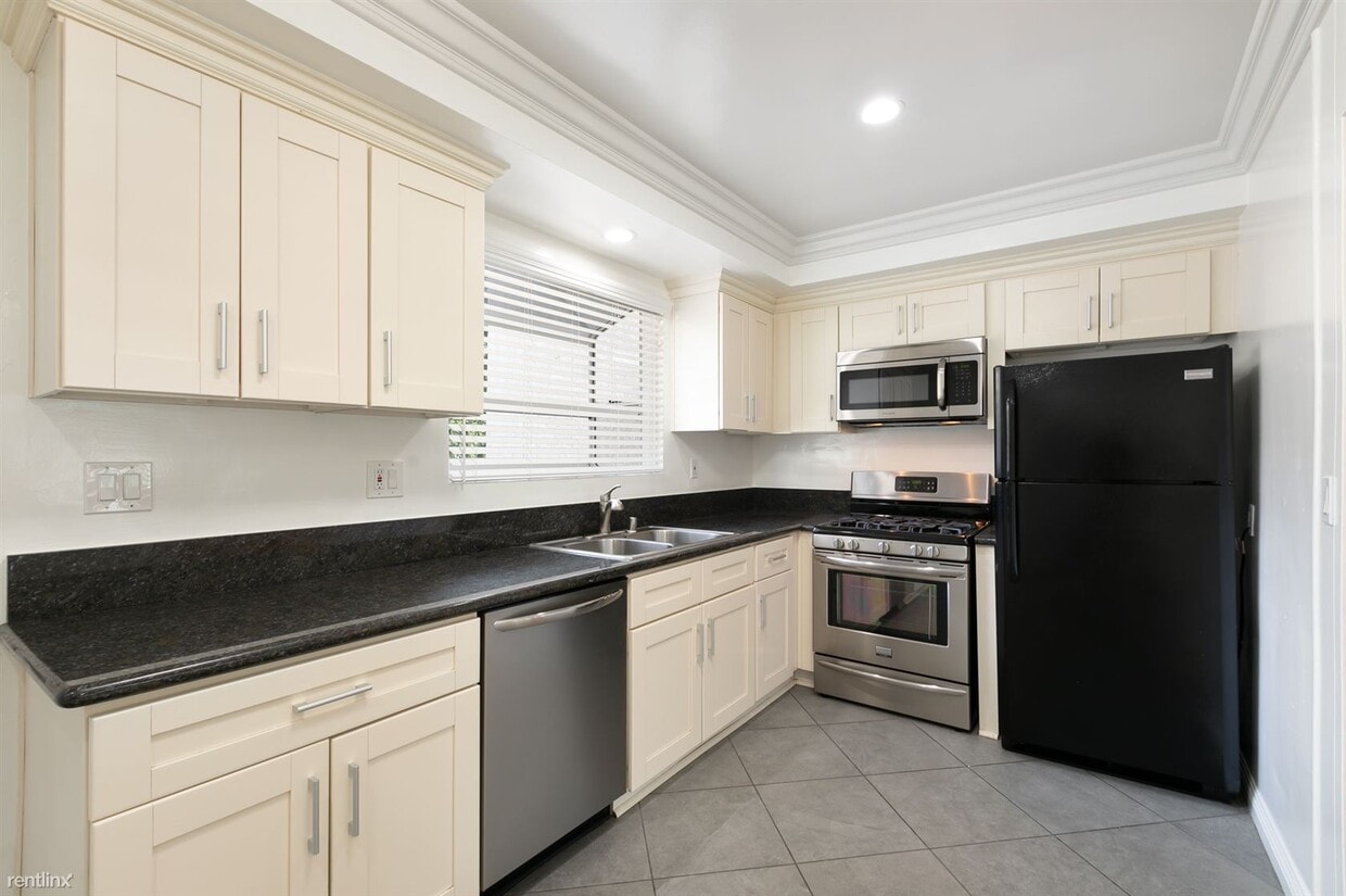Primary Photo - 2 br, 1 bath 4plex - 14619 Moorpark St 25