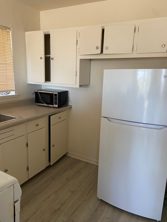 Kitchen - 143 Sierra Point Rd