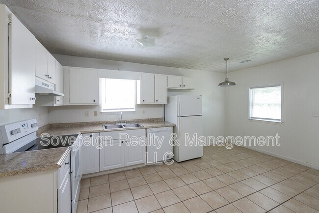 Foto del edificio - 8367 Warren Dr