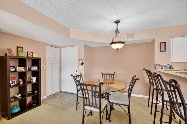 Foto del edificio - 1733 Village Blvd