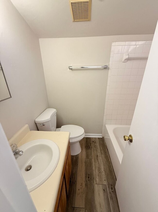 Foto del edificio - 1319 Airport Dr