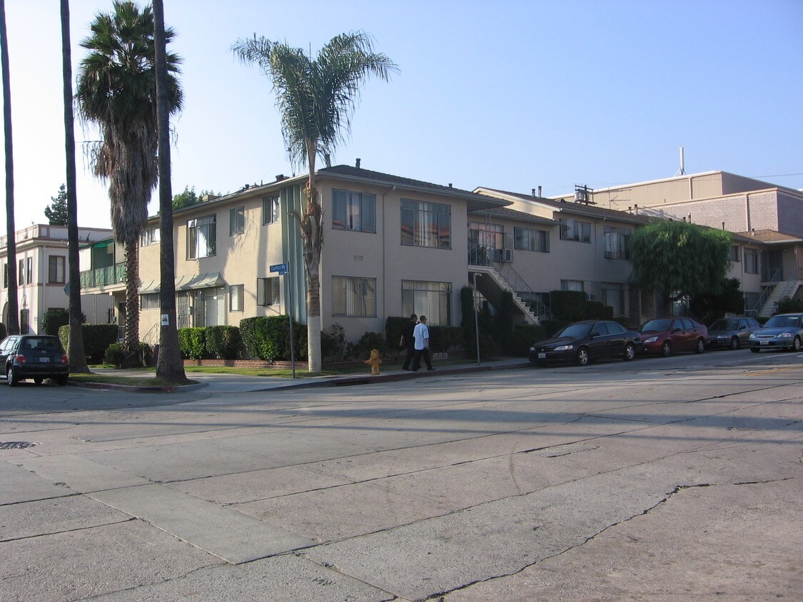 Foto del edificio - 1661-1665 N Bronson Ave