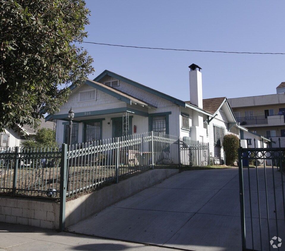 Primary Photo - 856-860 N Madison Ave