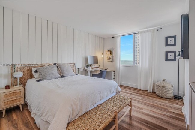 Building Photo - 520 Brickell Key Dr