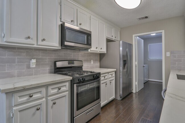 Foto del edificio - 506 Castlelake Dr