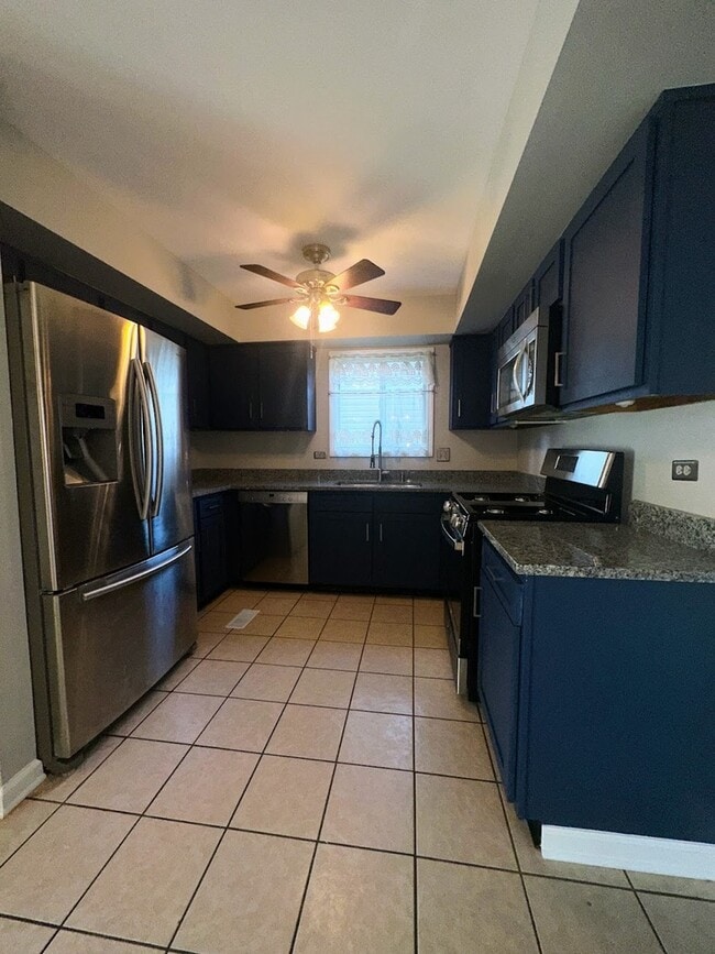 Building Photo - 2455 Bristol Ct