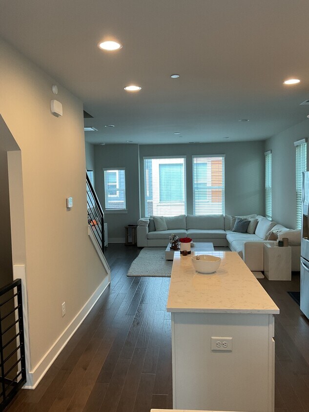 Building Photo - Beautiful 2 bed/2.5 bath/with office in th...