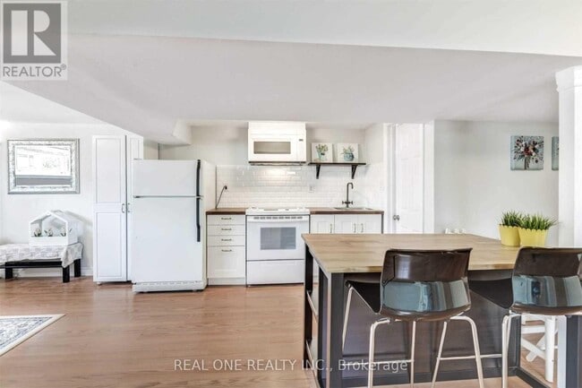 Building Photo - 3482 Ashcroft Crescent