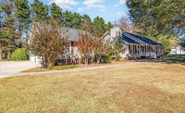 Foto del edificio - Charming ranch home 3 bedrooms and 2 bathrooms in Burlington w/ 5 garage spaces.