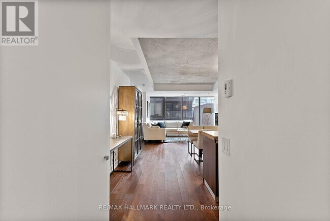 Building Photo - 629 King St W