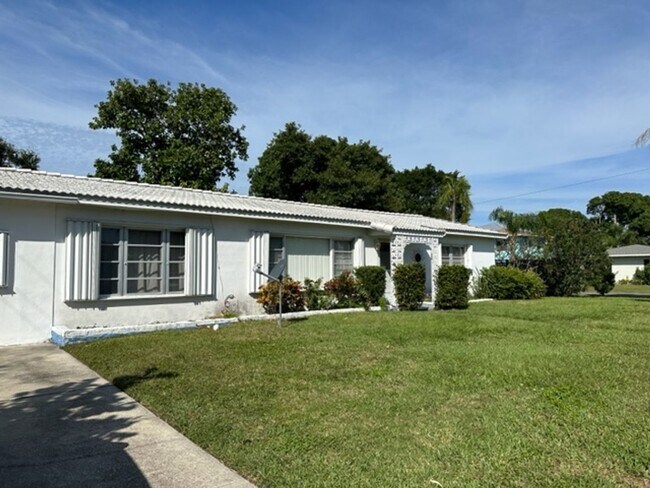 Building Photo - Beach Home Available Now in Redington Beach!