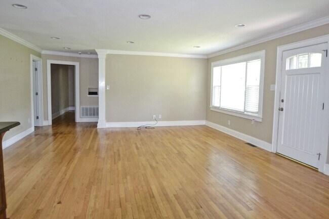 Foto del edificio - Beautifully updated brick ranch in great l...