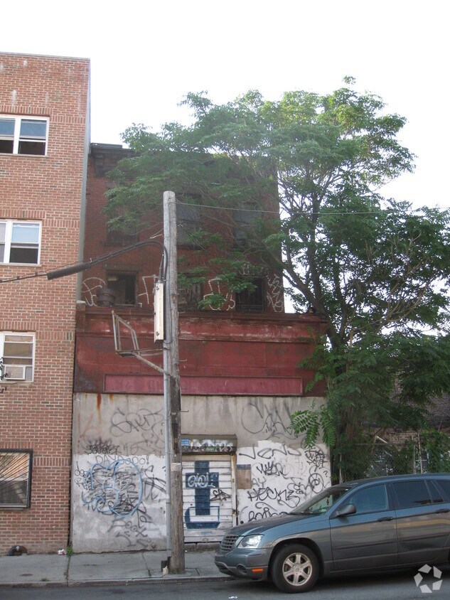 Building Photo - 982-984 Halsey St
