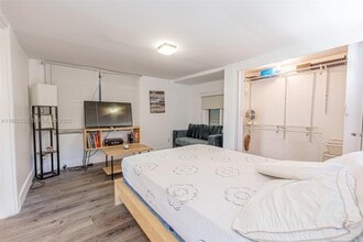 Building Photo - 528 SW 21st Ave