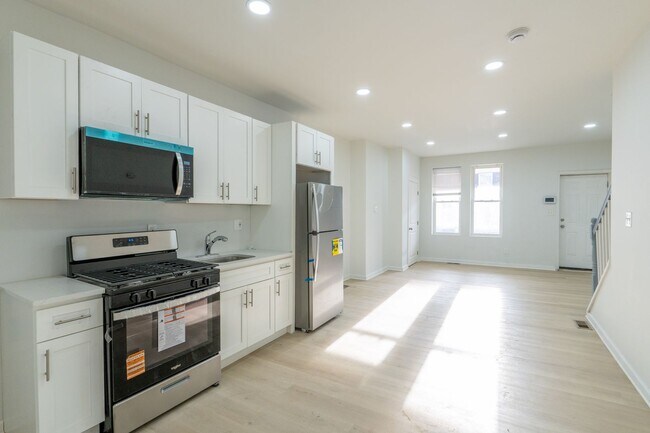Building Photo - Newly Rehabbed 4 bedroom 2 full bathrooms ...