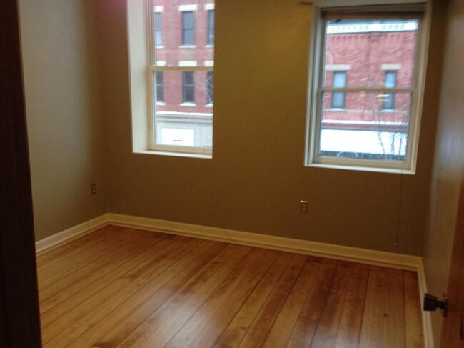 Foto del edificio - 229 E 3rd St