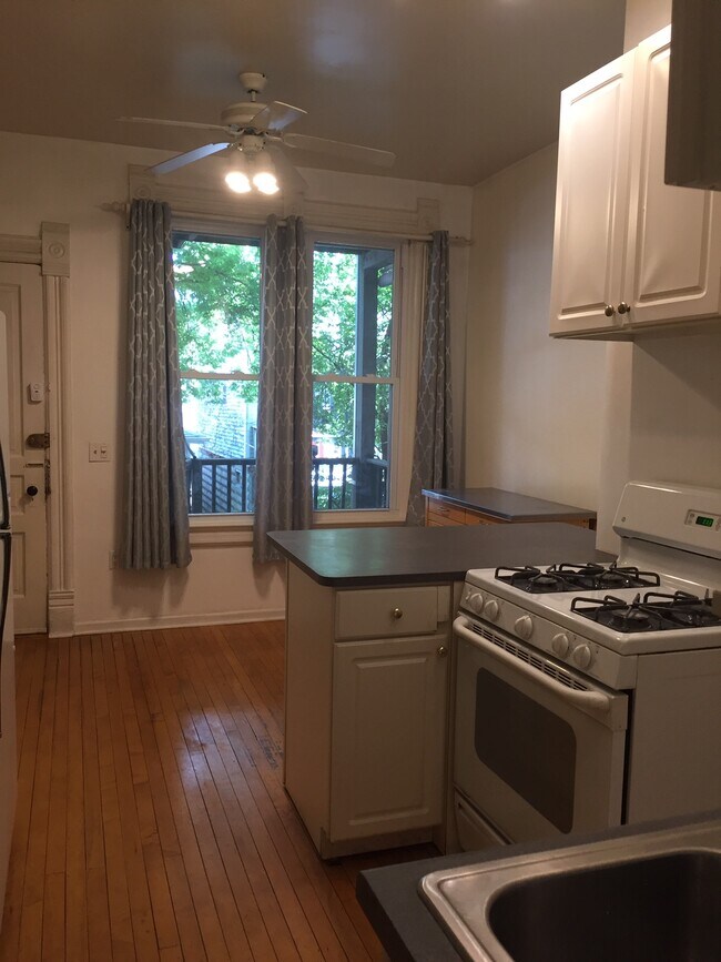 Kitchen - 3835 N Wayne Ave