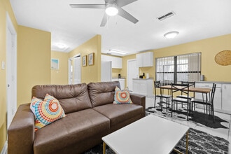 Building Photo - 1700 SW 16th Ct