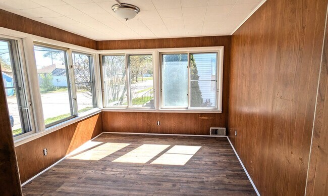 Foto del edificio - 969 Fleming- 2 bedroom house with basement and garage